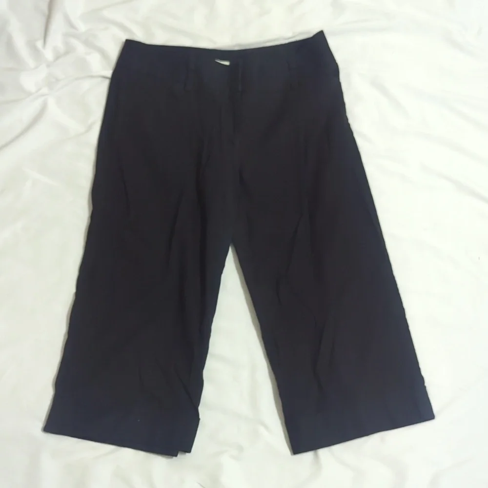 White House Black Market Legacy Capri Pants, Color Black Size 10
